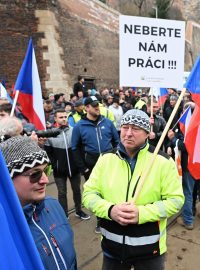 Zemědělci ukončili kolem 11.00 protestní okružní jízdu a chystají se kolem 12.00 na demonstraci před Úřadem vlády