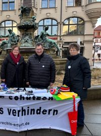 Skupina Omas gegen Rechts nezůstává pouze u oslovování mladších generací