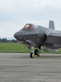 F-35 Lightning II disponuje rozsáhlým arsenálem, který může být tvořen variací raket vzduch-země, vzduch-vzduch, protitankových střel nebo pumami menších a středních velikostí