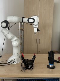 Robot má různá chapadla, jedno z nich připomíná lidskou ruku