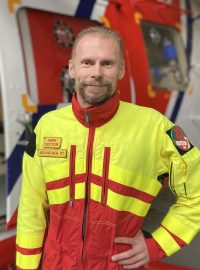Jiří Chvojka je lékař intenzivní medicíny, který jezdí sanitkou i létá vrtulníkem, slouží na urgentním příjmu ve Fakultní nemocnici v Plzni, a protože je i internista, tak i na interním oddělení