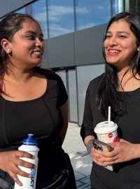 Asha a Mansi, indické studentky pracující na hokejovém MS v Praze