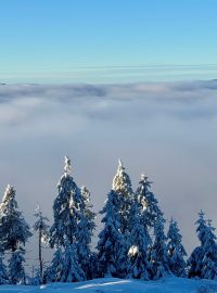 V Česku panuje inverzní počasí, zatímco na horách svítí slunce, v nižších polohách je mlha