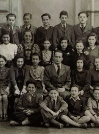 Fotografie třídy Karla Ellingera na gymnáziu. On je v horní řadě, druhý zleva.