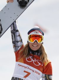 Ester Ledecká se svým snowboardem, do historie vstoupila tím, že před týdnem zvítězila i na lyžích