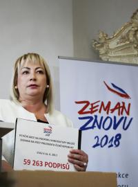 Prezident Miloš Zeman už získal potřebných 50 tisíc podpisů, informovala jeho manželka Ivana Zemanová