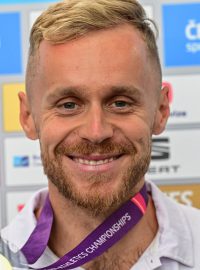 Oštěpař Jakub Vadlejch pózuje se zlatou medailí z ME v atletice 2024 v Římě