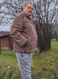 Jan Tyleček prohlíží příkopy za domem