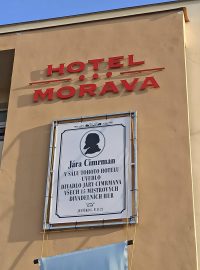 Na fasádě hotelu v Jevíčku, v jehož sále herci hrají, odhalili Cimrmanův památník