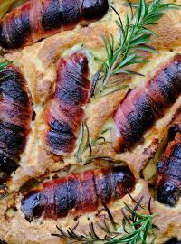 Jídlo z britských klobásek a yorkshirského těstíčka se jmenuje Toad in the hole.