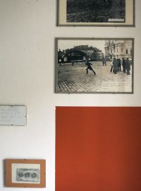 Přední český výtvarník Jiří Kovanda tvoří v obývacím pokoji svého bytu. „Zvykl jsem si na to,“ říká s tím, že nápady ho často chytají při cestě vlakem.