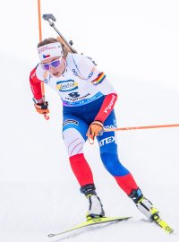 Biatlonistka Jessica Jislová během sprintu žen v Hochfilzenu