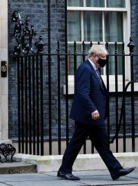 Britský premiér Boris Johnson před sídlem v Downing Street