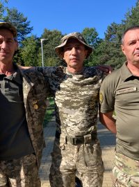 Jurij Ličenko (vlevo) se s ostatními veterány seznámil až v Darkově.