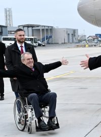 Aleksandar Vučić vítá Miloše Zemana na letišti Nikoly Tesly v Bělehradě