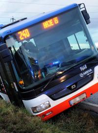 V pražských Dolních Měcholupech v ulici K Dubečku havaroval v pondělí odpoledne autobus MHD