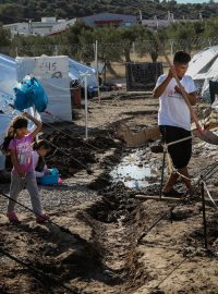 Řecká vláda a Úřad Vysokého komisaře OSN pro uprchlíky (UNHCR) postavily stany v Kara Tepe bez jakéhokoliv zpevněného podkladu, což komplikuje situaci hlavně v deštivém počasí.