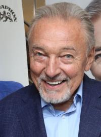 Zpěvák Karel Gott s oceněním Zlatá deska, kterou převzal od vydavatelství Supraphon za úspěšné prodeje svého alba Ta Pravá