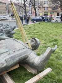 Radnice Prahy 6 přesunula maršála Koněva z náměstí Interbrigády. Socha dočasně poputuje do depozitáře