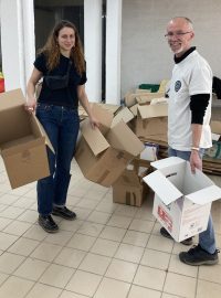 Koordinátorka pomoci Clara Charrier a dobrovolník Guy-Alain