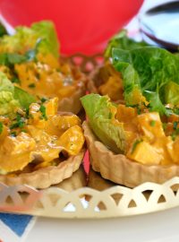 Korunovační kuřecí salát (Coronation Chicken) bude na dálku, společně s celou Velkou Británii, součástí pouličních oslav. Podává se při nedělním obědě