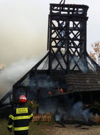 U kostela došlo ke zřícení menší dřevěné věžičky. Nikdo není zraněn