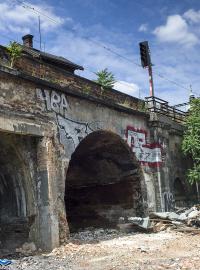 Negrelliho viadukt v místech, kde stála hospoda U Fandy. Místní můžou už jenom zpomínat na obsluhu bez podprsenky.