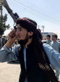 Člen Tálibánu kontroluje oblast u mezinárodního letiště Hamid Karzai v Kábulu