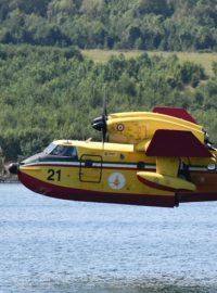 Italská letadla Canadair, která v Česku pomáhají s hašením požáru národního parku České Švýcarsko