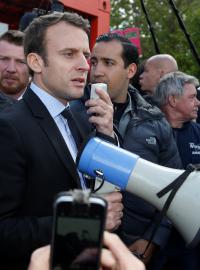 Emmanuel Macron během neúspěšného setkání se zaměstnanci závodu v Amiens. Kandidáta dělnici vypískali.