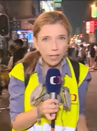 Zahraniční zpravodajka České televize Barbora Šámalová během reportáže v Hongkongu