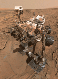 Selfie. Curiosity často posílá na Zem fotografie sám sebe. Vědci si díky těmto selfie mohou zkontrolovat, v jakém je sonda stavu. Fotí se pomocí kamery, kterou má na své robotické paži.