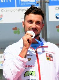 Martin Fuksa se stříbrnou medailí z kilometrové trati
