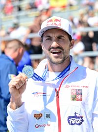 Martin Fuksa se stříbrnou medailí po závodě na 1000 metrů na mistrovství Evropy v Račicích