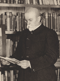 Tomáš Garrigue Masaryk u své knihovny v roce 1925