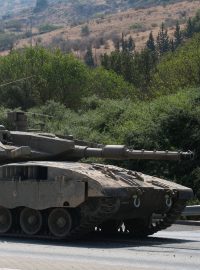 Izraelský tank Merkava na hranicích s Libanonem po útoku Hamásu v pásmu Gazy