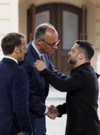 Jako předák opozice se Friedrich Merz několikrát vyslovil pro to, aby Německo poskytlo Ukrajině rakety Taurus, kterými by Kyjev mohl likvidovat i vzdálené ruské cíle.