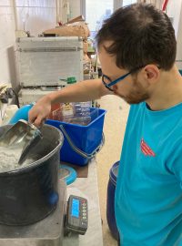 Michal Mára odvažuje jednotlivé ingredience protibalistického betonu