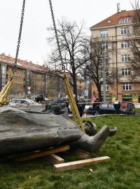 Sochu loni srpnu vandalové polili červenou barvou.