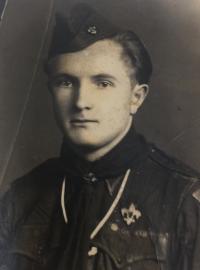 Mladý Josef Klečka ve skautském kroji v roce 1947