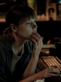 Polská herečka Eliza Rycembel v roli online vyšetřovatelky Julie v minisérii Moloch