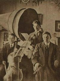 Hudebníci v prostorách rozhlasové stanice PCGG na obrázku z roku 1922.