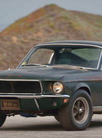 Ford Mustang GT 1968, ve kterém ve snímku ze stejného roku jezdil Steve McQueen.