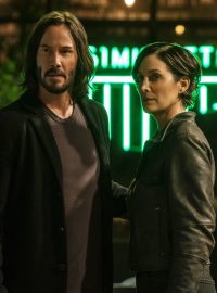 Keanu Reeves a Carrie-Ann Moss ve snímku The Matrix Resurrections