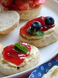 Nadýchané a plné té nejlepší smetany a jahodového džemu - to jsou scones.