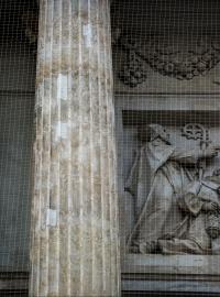 Průčelí Národního divadla shlížející na Václavské náměstí bylo poničeno střelbou během okupace vojsky Varšavské smlouvy v srpnu 1968. Světlejší místa zachycují díry po kulkách