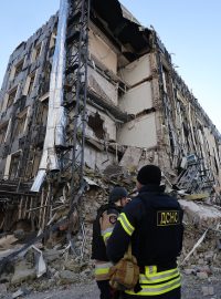 Následky útoku balistickou raketou Iskander v ukrajinském městě Izjum v Charkovské oblasti