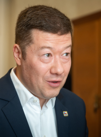 Předsedové SPD a Motoristů Tomio Okamura (vlevo) a Petr Macinka