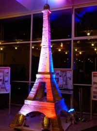 Čtyřmetrová Eiffelova věž z pohledů s poselstvím míru