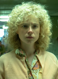 Ludmila Ignatěnková (vlevo) a její představitelka Jessie Buckleyová v minisérii Černobyl
